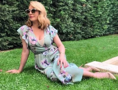 Τατιάνα Στεφανίδου: Άνετη και χαμογελαστή στον κήπο της! (φωτό)